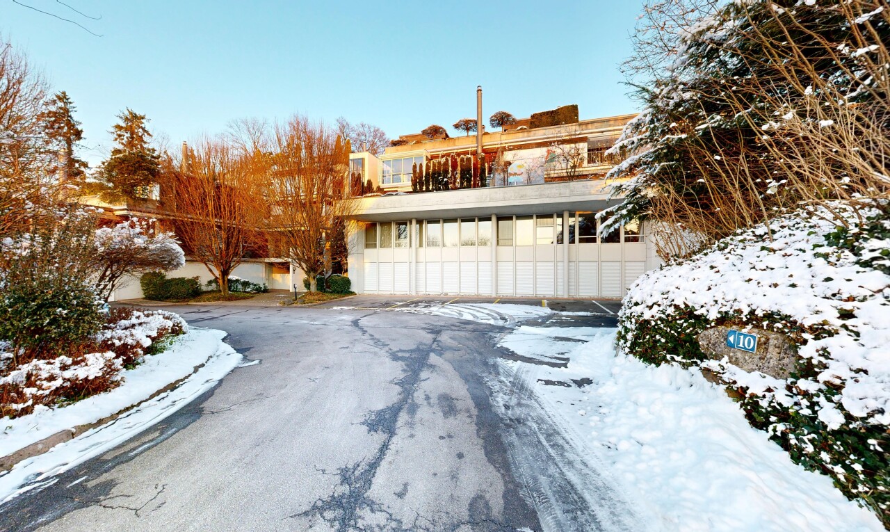 façade avec snow et day time
