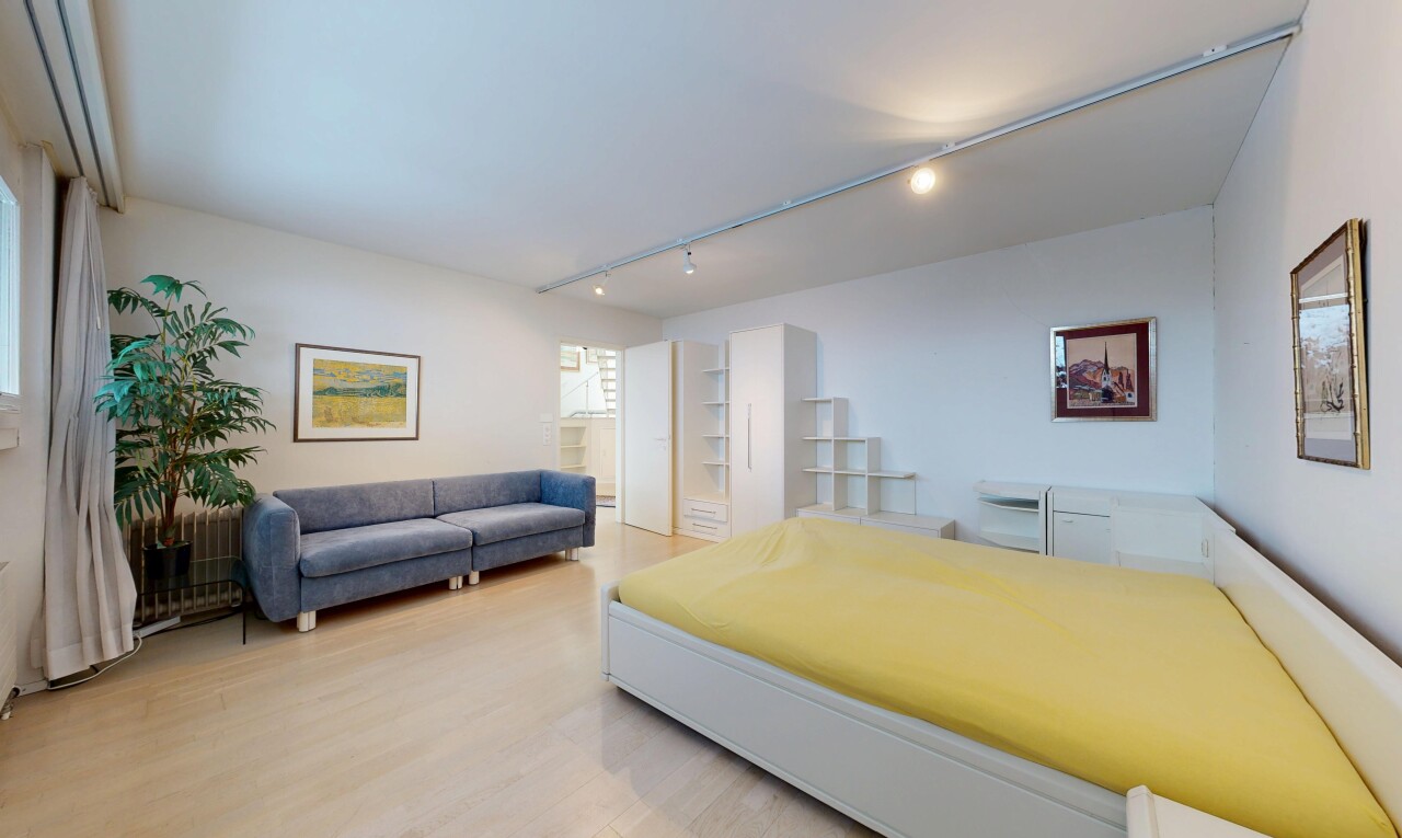 chambre avec éclairage sur rail, track lighting, cloison sèche, drywall, et inside property
