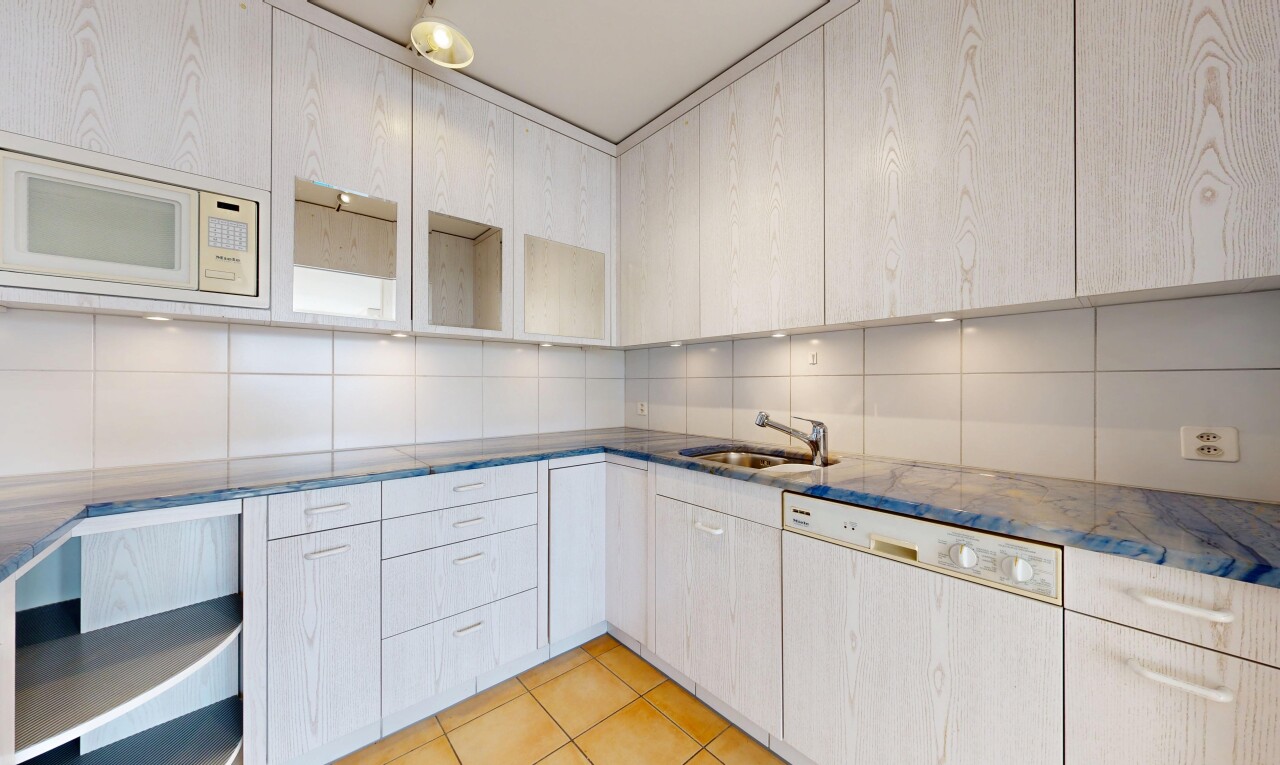 cuisine avec lave-vaisselle, inside property, dosseret, backsplash, et micro-ondes