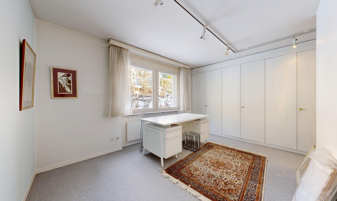 chambre avec cloison sèche, drywall, éclairage sur rail, track lighting, et lumière naturelle