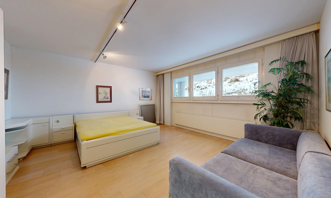 chambre avec éclairage sur rail, track lighting, lumière naturelle, natural light, et sol en finition bois