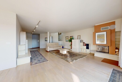 salon avec inside property, cloison sèche, drywall, sol en finition bois, et wood finish floor