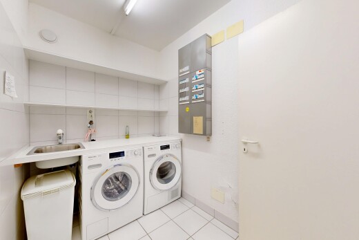 buanderie avec inside property, sol en carrelage, tile floor, évier, et lave-linge et sèche-linge séparés