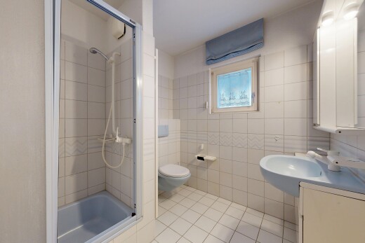 salle de bains avec salle de bain complète, lavabo (ou coiffeuse selon le contexte), miroir, sol en carrelage, et tile floor