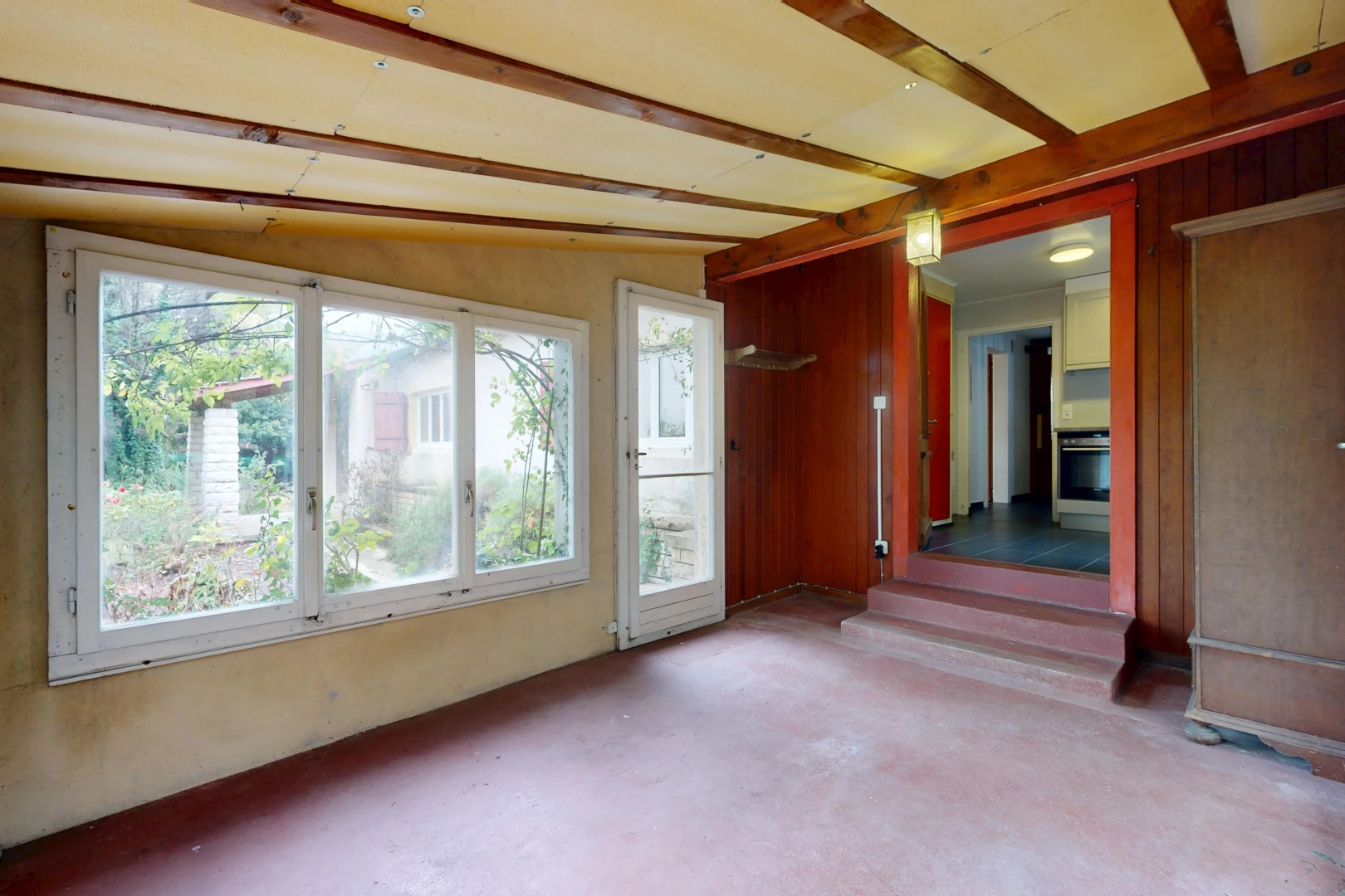 leerer raum mit inside property, außenzugang, dachschräge, vaulted ceiling, und balkendecke