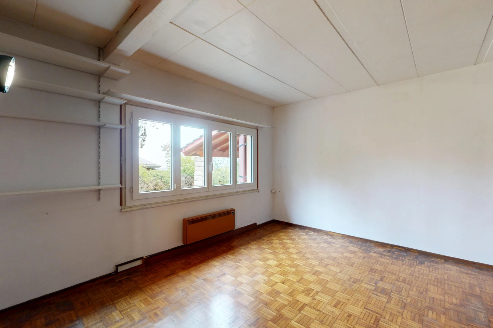 leerer raum mit gipskartonwand, drywall, holzfußboden, wood finish floor, und parquet floor