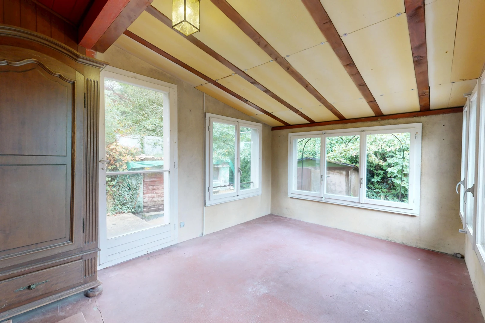 leerer raum mit wintergarten, dachschräge, vaulted ceiling, natürliches licht, und inside property