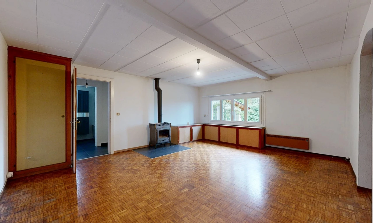 leerer raum mit holzofen, gipskartonwand, drywall, inside property, und holzfußboden