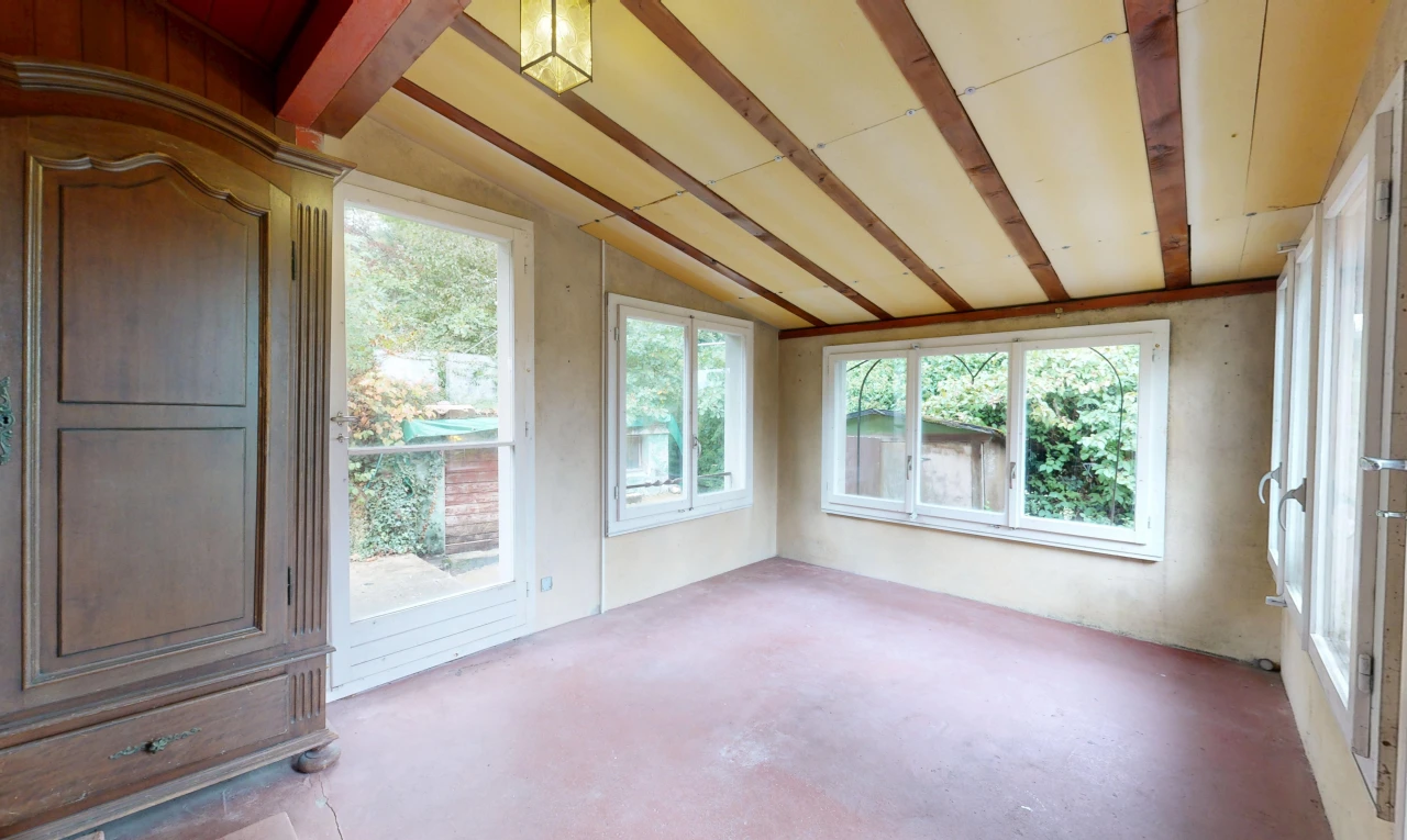 leerer raum mit wintergarten, dachschräge, vaulted ceiling, natürliches licht, und inside property