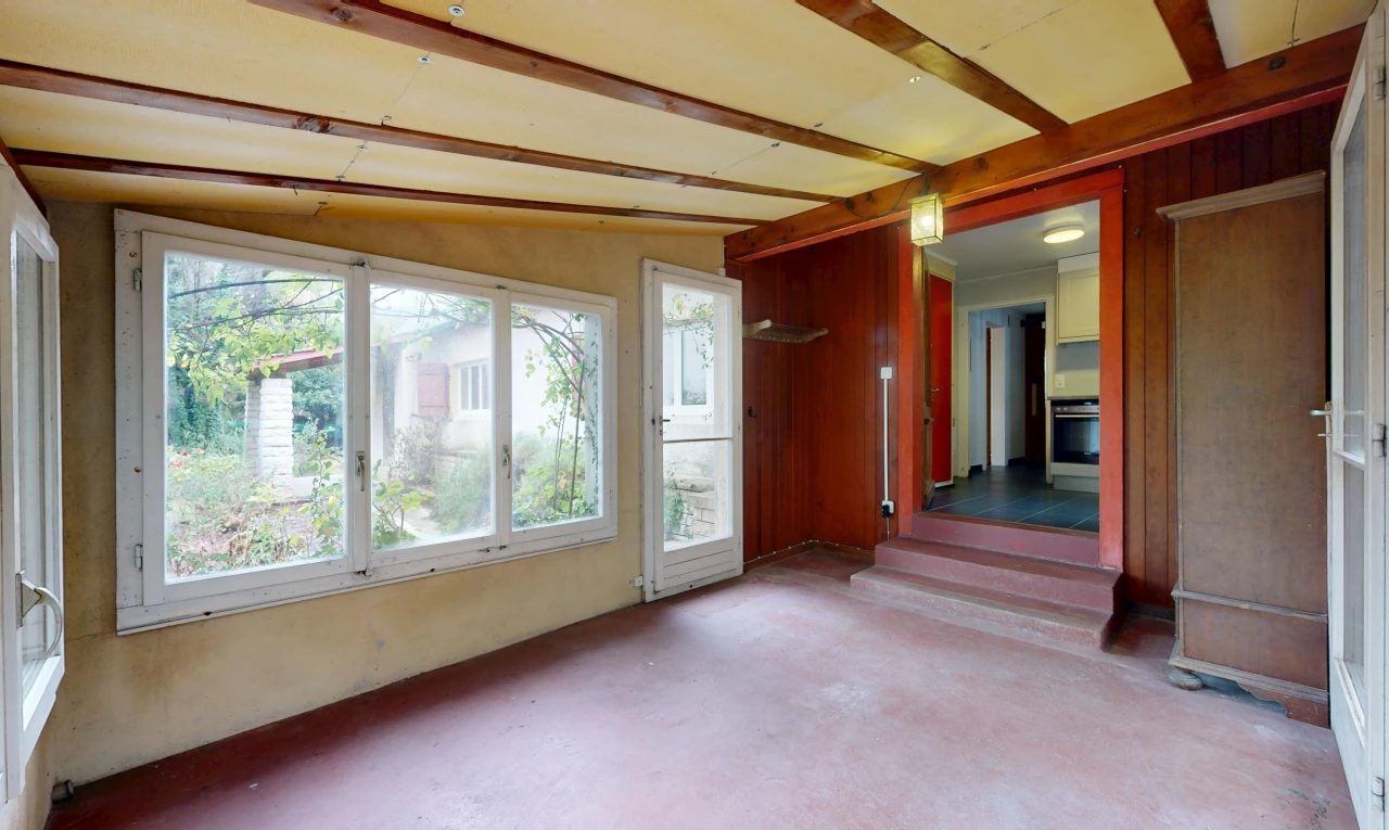 leerer raum mit inside property, außenzugang, dachschräge, vaulted ceiling, und balkendecke