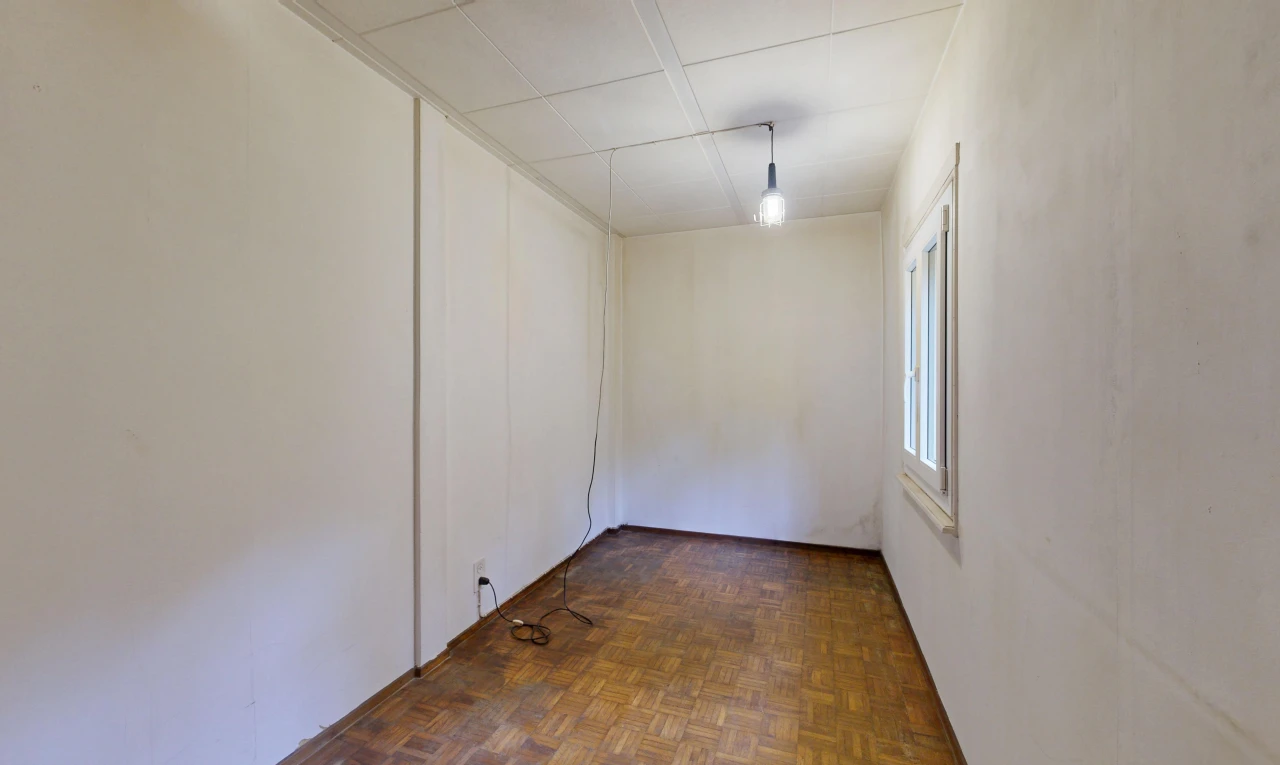 leerer raum mit holzfußboden, wood finish floor, parquet floor, inside property, und natürliches licht