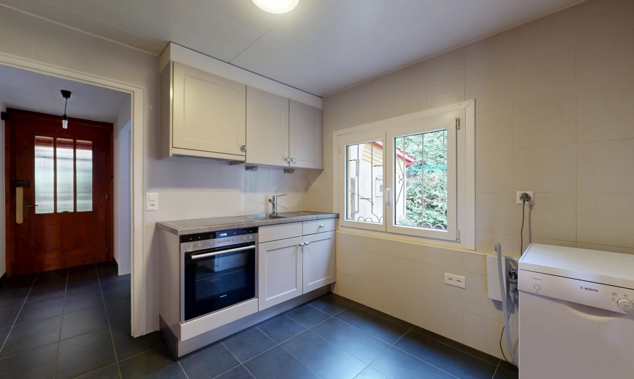 küche mit geschirrspülmaschine, ofen, arbeitsplatten, light countertops, und dark floor