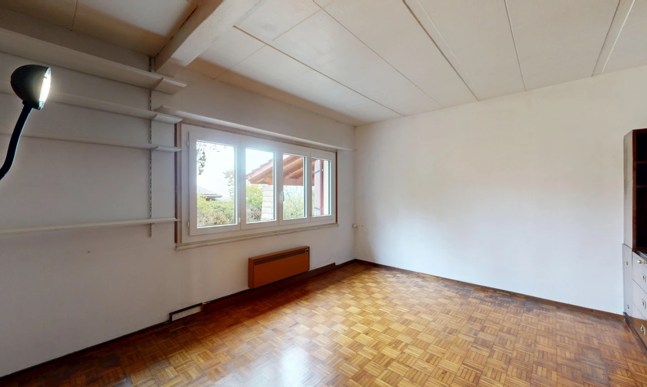 leerer raum mit gipskartonwand, drywall, holzfußboden, wood finish floor, und parquet floor