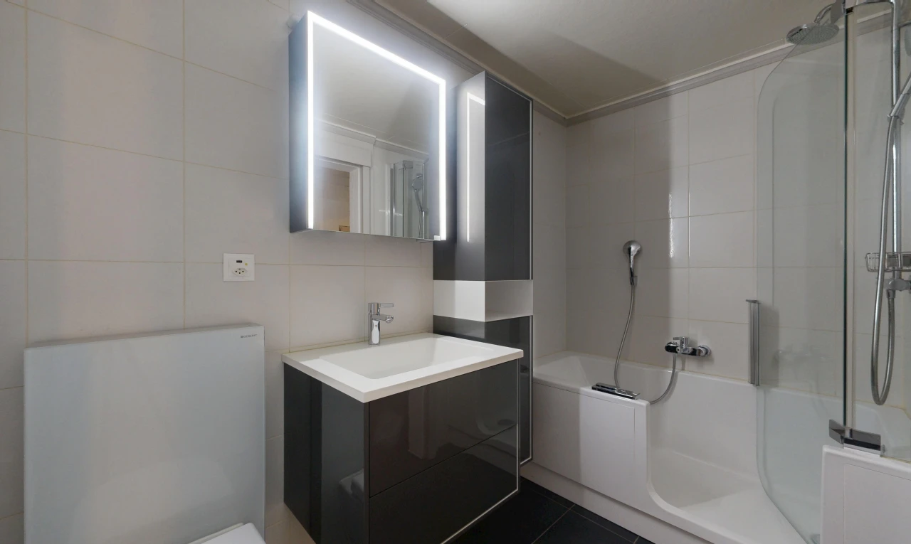 bad mit komplettes badezimmer, schminktisch, spiegel, fliesenwand, und tile wall