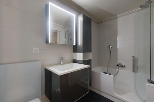 bad mit komplettes badezimmer, schminktisch, spiegel, fliesenwand, und tile wall