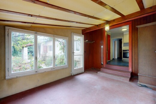 leerer raum mit inside property, außenzugang, dachschräge, vaulted ceiling, und balkendecke