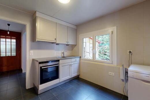 küche mit geschirrspülmaschine, ofen, arbeitsplatten, light countertops, und dark floor