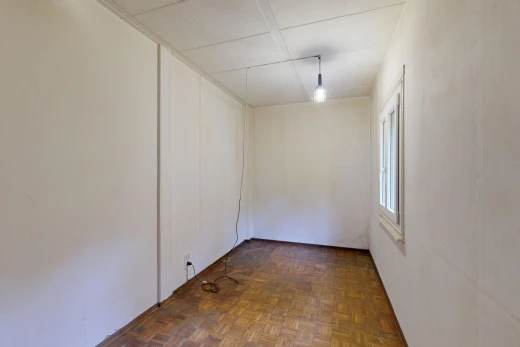 leerer raum mit holzfußboden, wood finish floor, parquet floor, inside property, und natürliches licht