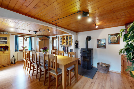 esszimmer mit parkettboden, holzofen, holzdecke, schienenbeleuchtung, und natürliches licht
