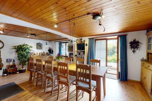 esszimmer mit fernsehen, natürliches licht, holzdecke, schienenbeleuchtung, und parkettboden