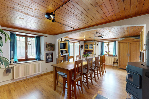 esszimmer mit parkettboden, natürliches licht, kühler, und holzdecke