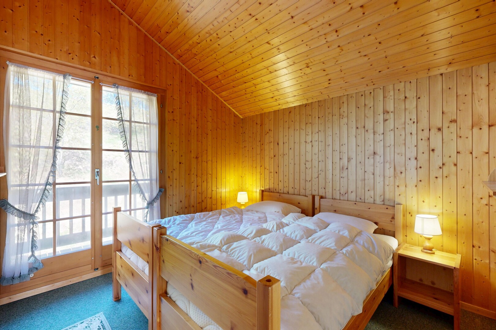 chambre avec mur en bois, wood wall, lumière naturelle, natural light, et plafond voûté