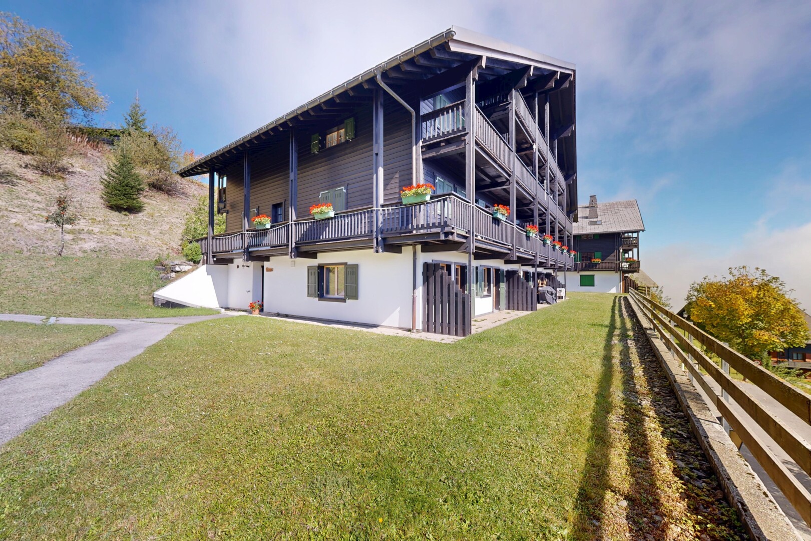 façade avec pelouse, property visible, terrasse, et day time