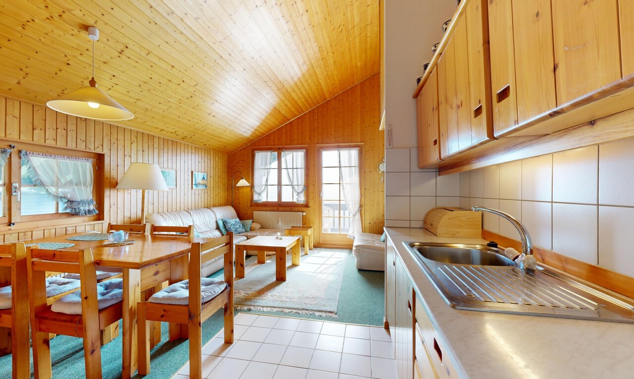 cuisine avec plans de travail, plafond voûté, vaulted ceiling, sol en carrelage, et tile floor