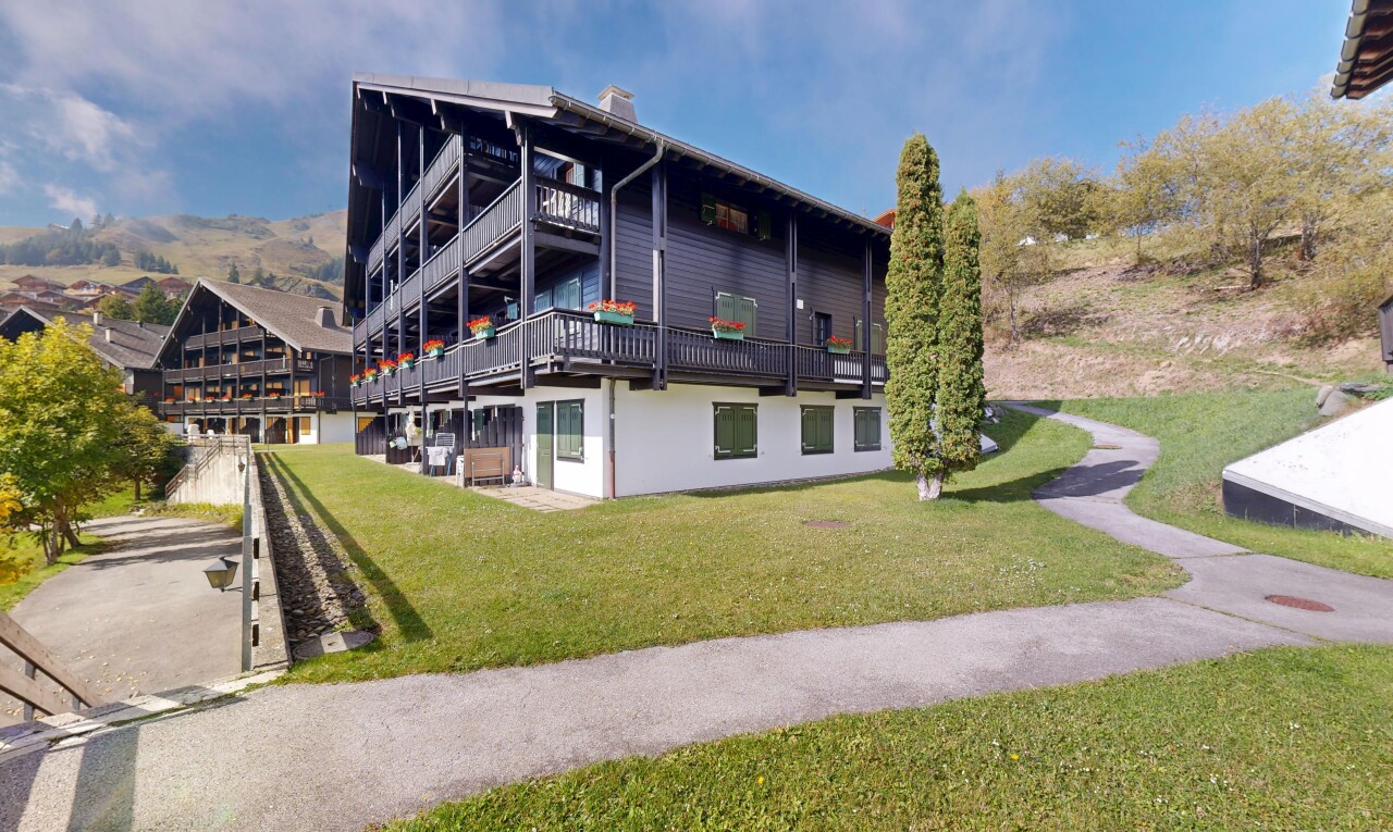 façade avec property visible, pelouse, terrasse, day time, et cheminée