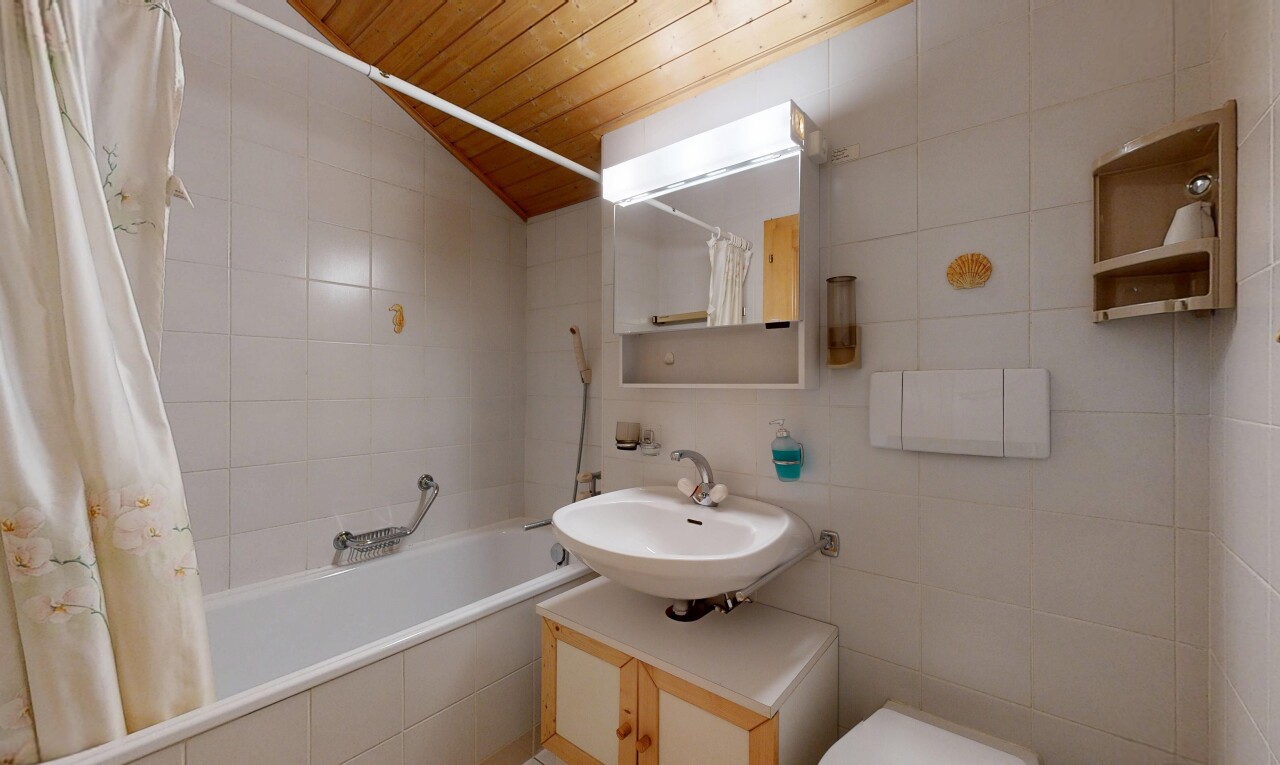 salle de bains avec tile wall, mur en carrelage, miroir, inside property, et salle de bain complète