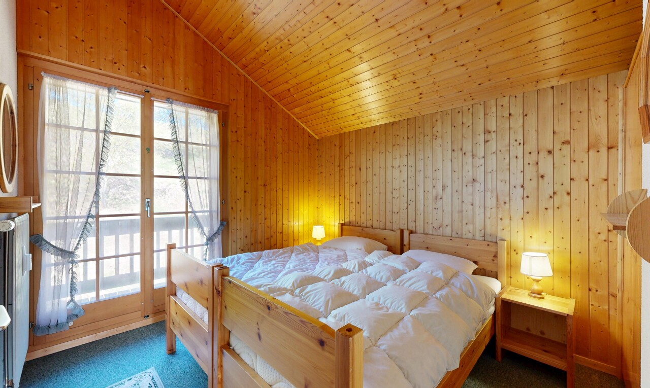 chambre avec mur en bois, wood wall, lumière naturelle, natural light, et plafond voûté