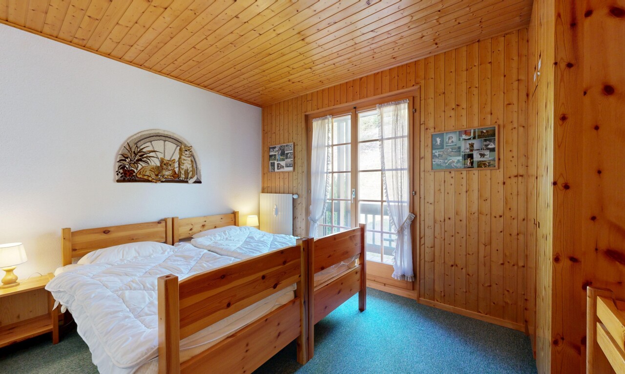 chambre avec inside property, lumière naturelle, natural light, moquette, et carpet