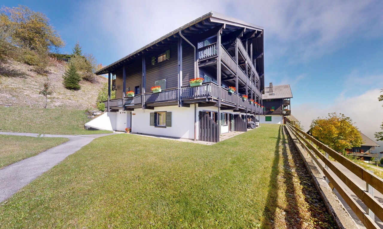 façade avec pelouse, property visible, terrasse, et day time