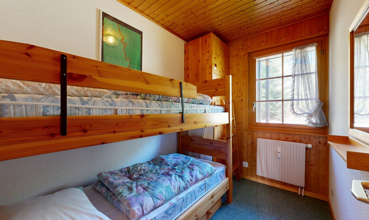 chambre avec radiateur, plafond en bois, wood ceiling, inside property, et moquette