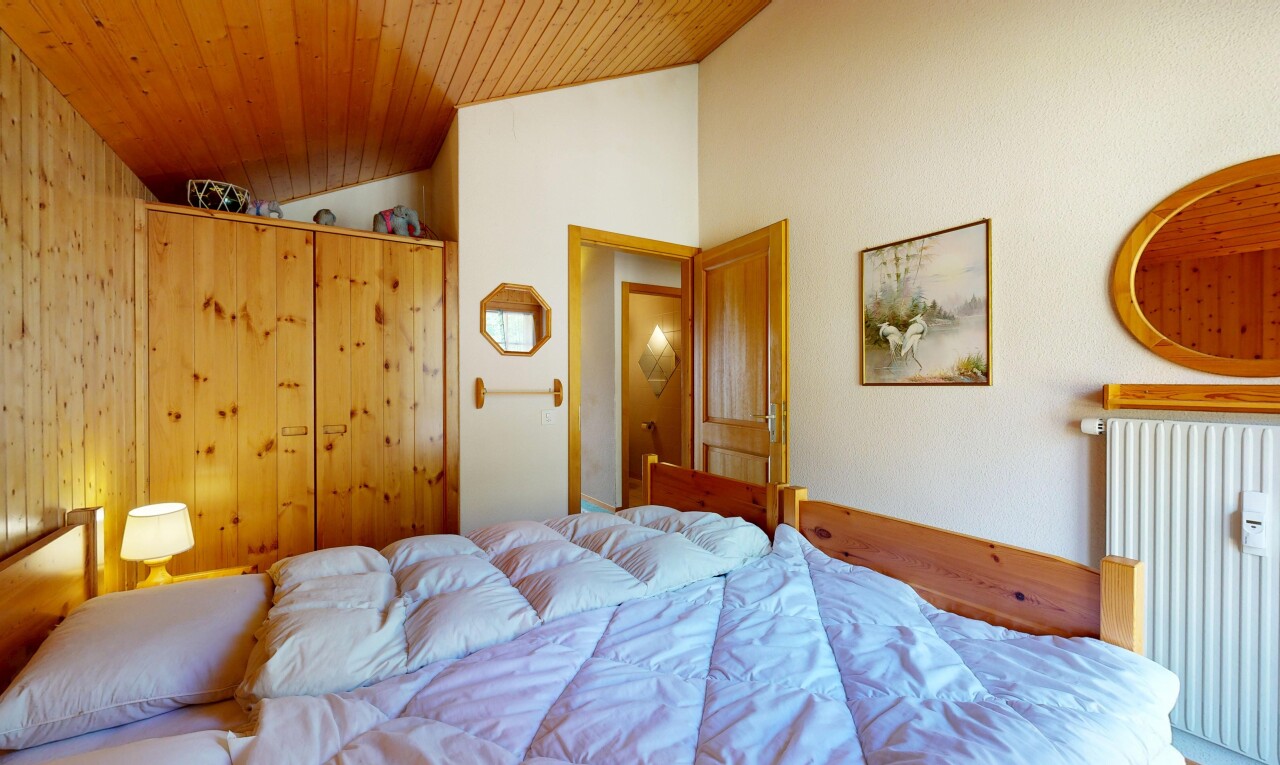 chambre avec inside property, vaulted ceiling, plafond voûté, radiateur, et drywall