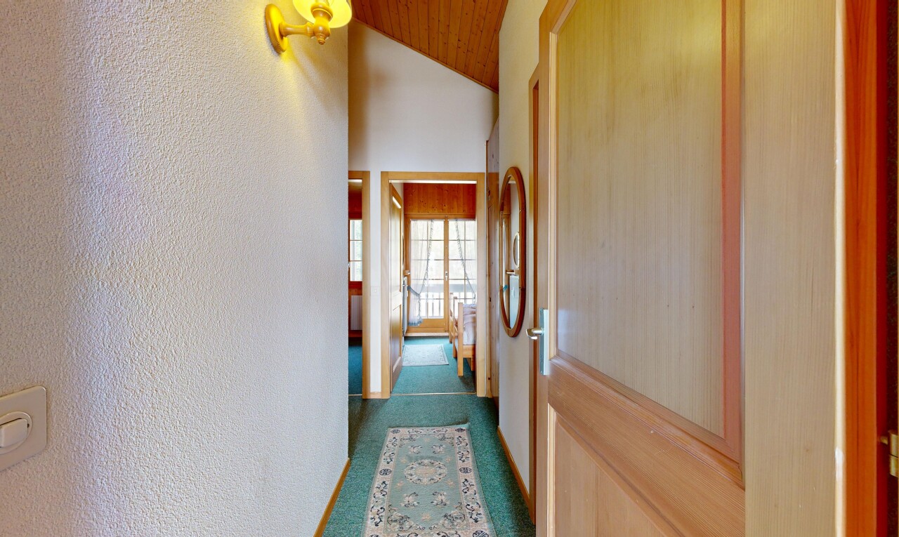 couloir avec vaulted ceiling, plafond voûté, inside property, carpet, et moquette