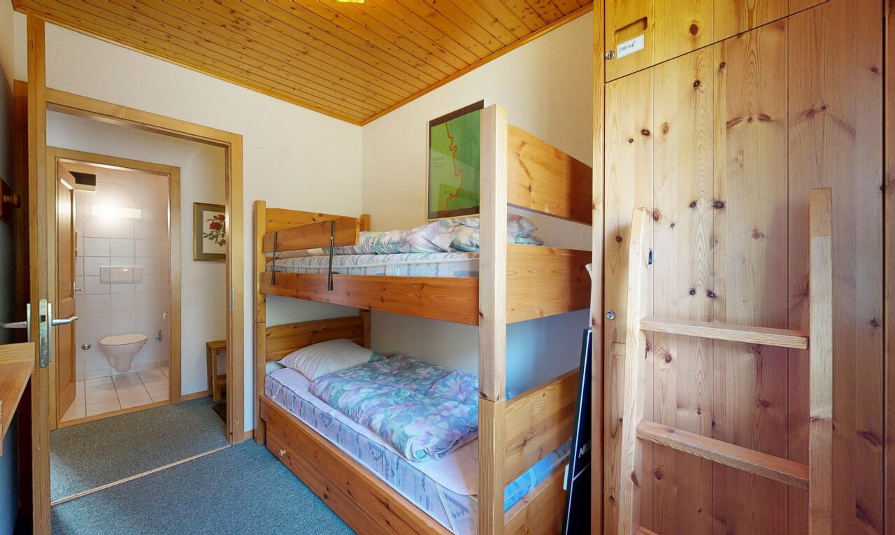 chambre avec inside property, drywall, cloison sèche, wood ceiling, et plafond en bois