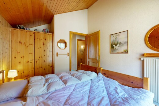 chambre avec inside property, vaulted ceiling, plafond voûté, radiateur, et drywall