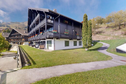 façade avec property visible, pelouse, terrasse, day time, et cheminée