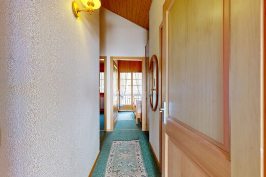 couloir avec vaulted ceiling, plafond voûté, inside property, carpet, et moquette