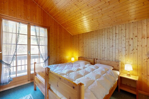 chambre avec mur en bois, wood wall, lumière naturelle, natural light, et plafond voûté