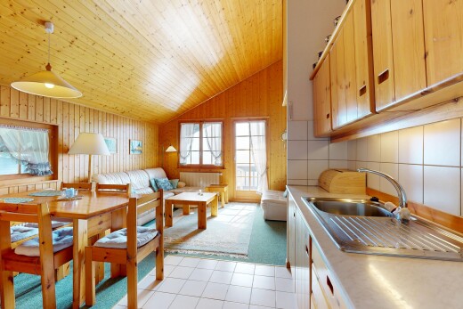 cuisine avec plans de travail, plafond voûté, vaulted ceiling, sol en carrelage, et tile floor