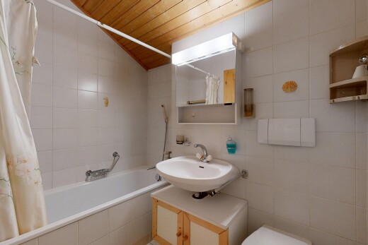 salle de bains avec tile wall, mur en carrelage, miroir, inside property, et salle de bain complète