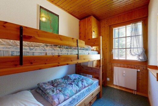 chambre avec radiateur, plafond en bois, wood ceiling, inside property, et moquette