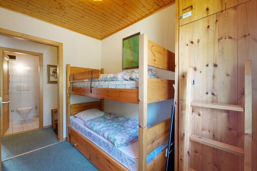 chambre avec inside property, drywall, cloison sèche, wood ceiling, et plafond en bois
