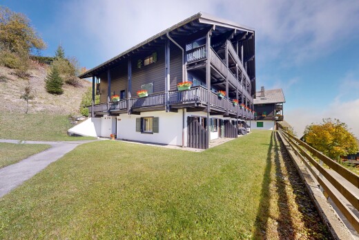 façade avec pelouse, property visible, terrasse, et day time