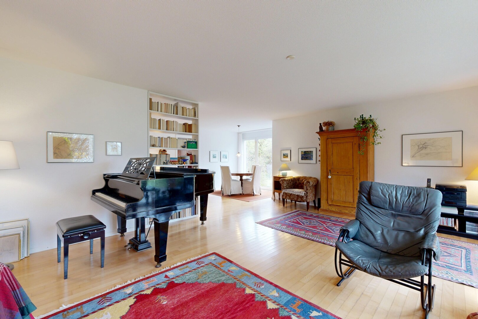 wohnzimmer mit holzfußboden, inside property, wood finish floor, natürliches licht, und natural light