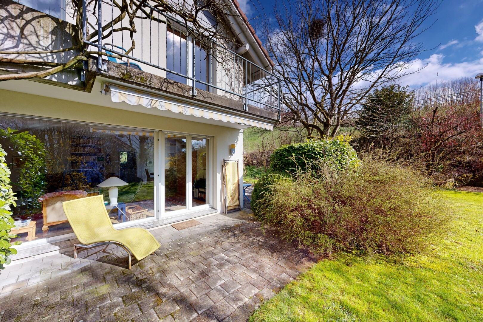 außenansicht mit markise, balkon, from property, terrasse, und day time