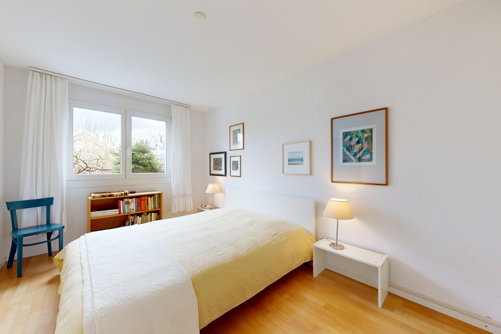 zimmer / schlafzimmer mit holzfußboden, wood finish floor, gipskartonwand, drywall, und inside property