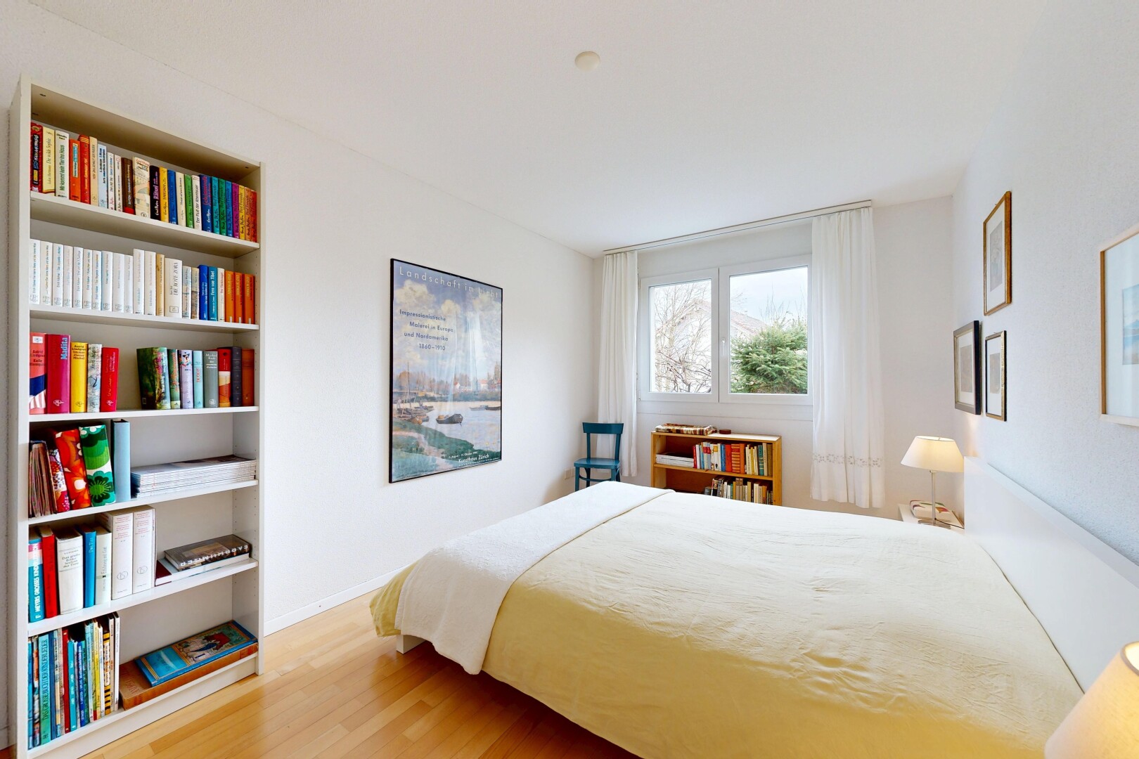 zimmer / schlafzimmer mit inside property, holzfußboden, wood finish floor, gipskartonwand, und drywall